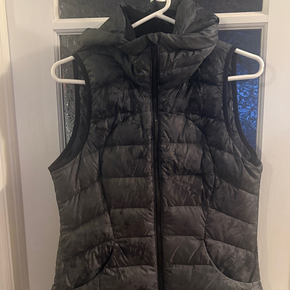 Lululemon Women's Black/Grey Puffer Vest Sz 8